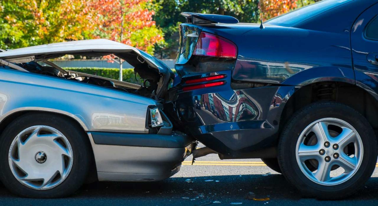 Accidente con implicación de dos coches