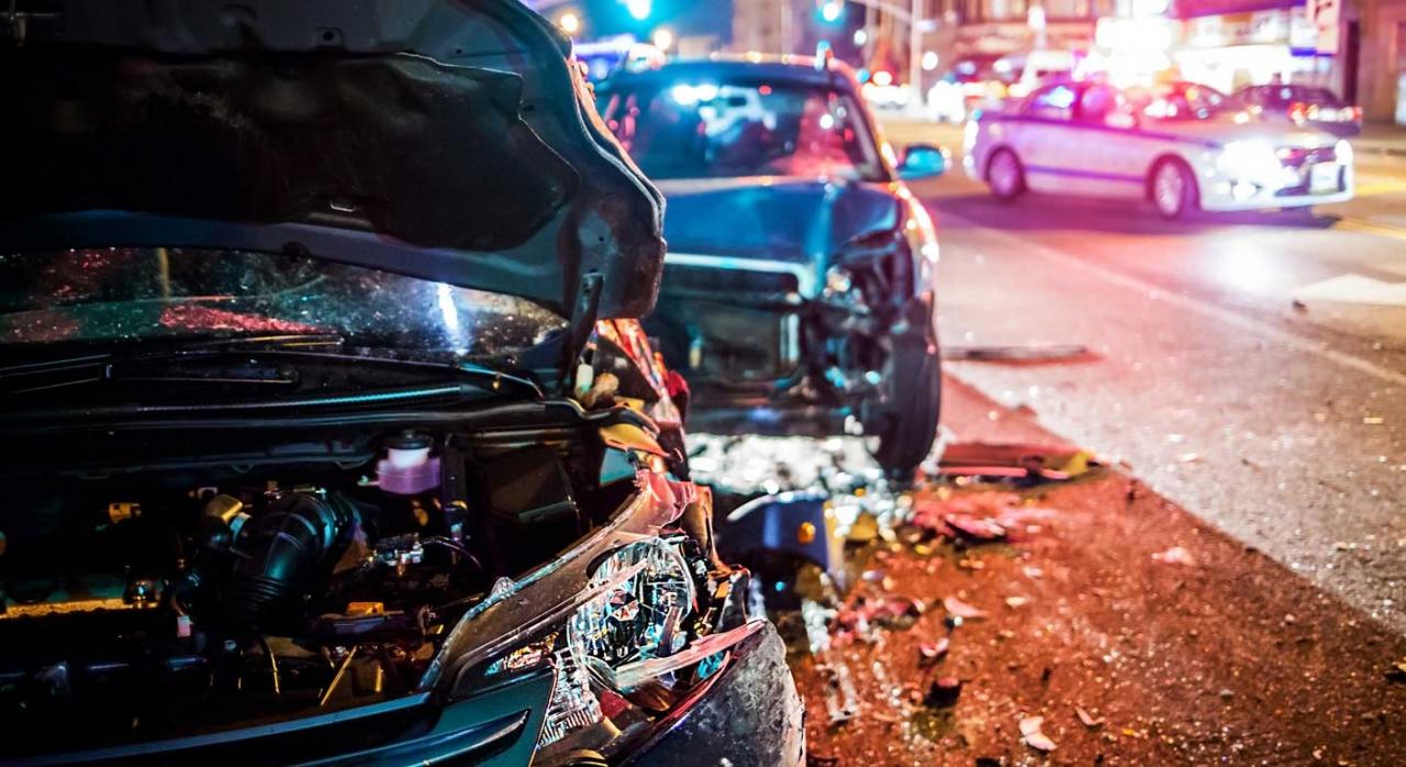 Accidente entre dos vehículos y coche policial al fondo