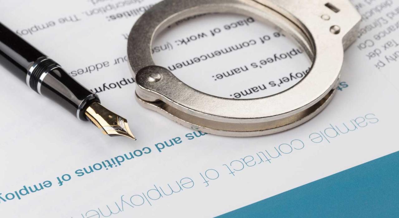 Proyecto de ley orgánica de enjuiciamiento criminal Aprobación del Proyecto de Ley Orgánica de Enjuiciamiento Criminal. Imagen de unas esposas sobre un contrato de trabajo