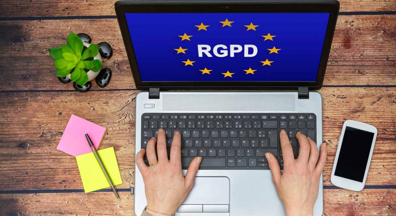 Delegada de protección de datos Manos de mujer sobre ordenador con bandera de la Unión Europea