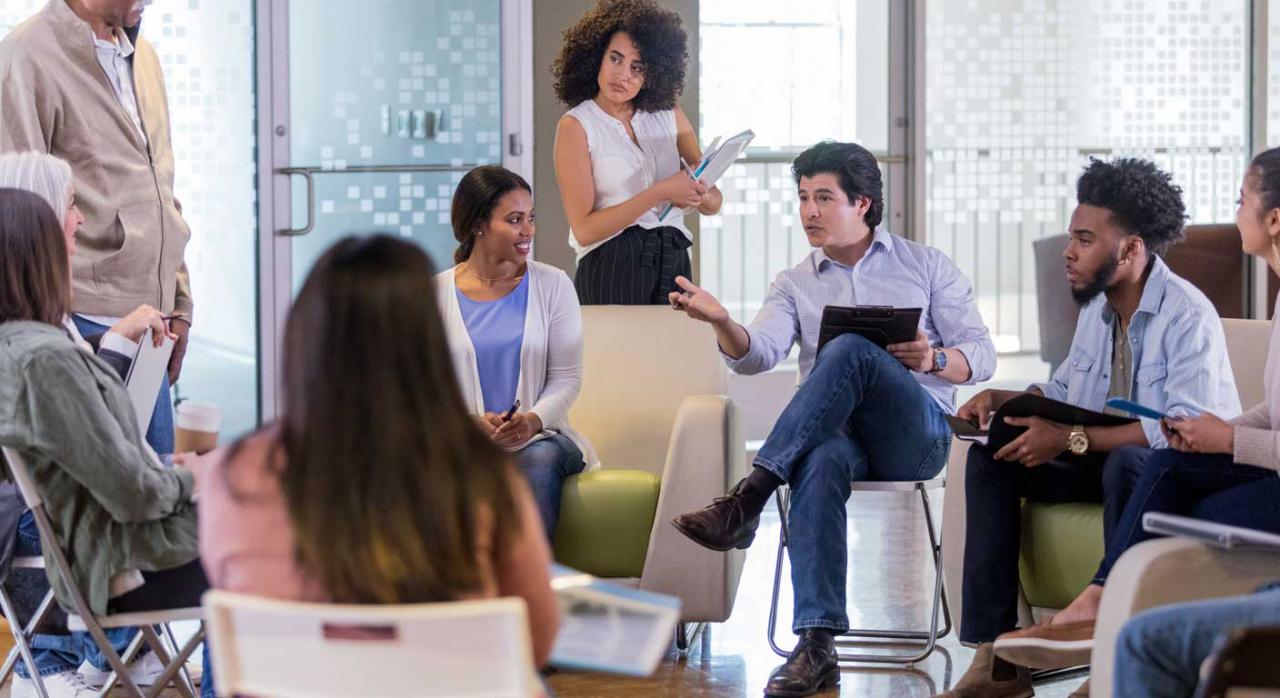 Reunión de un grupo diverso de personas