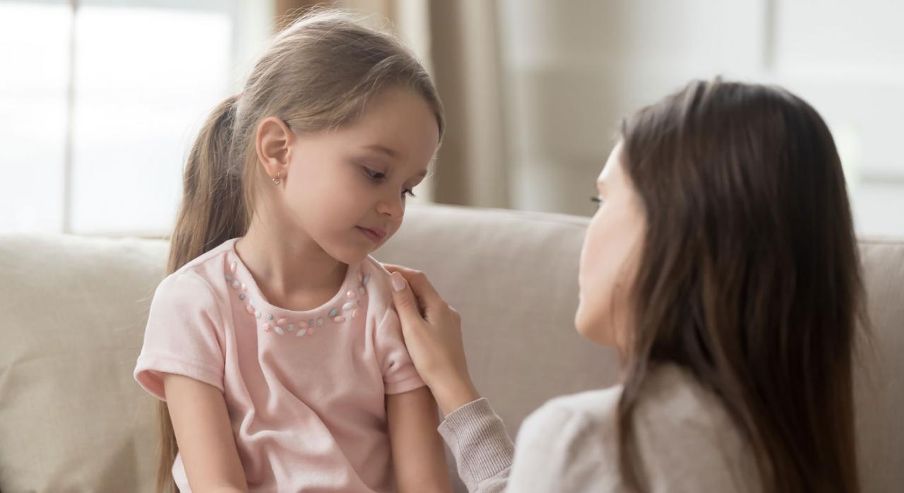 Madre hablando con una niña molesta dando apoyo por privación de patria potestad del progenitor