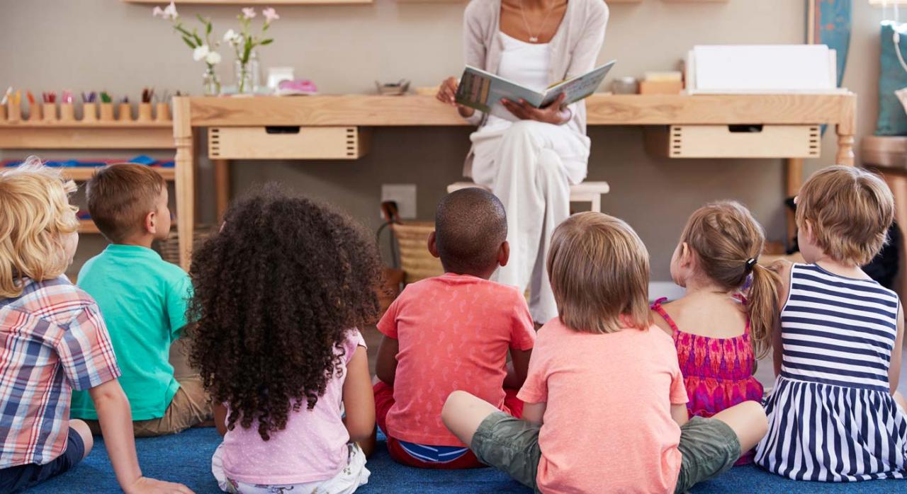 Profesora en clase con niños de infantil