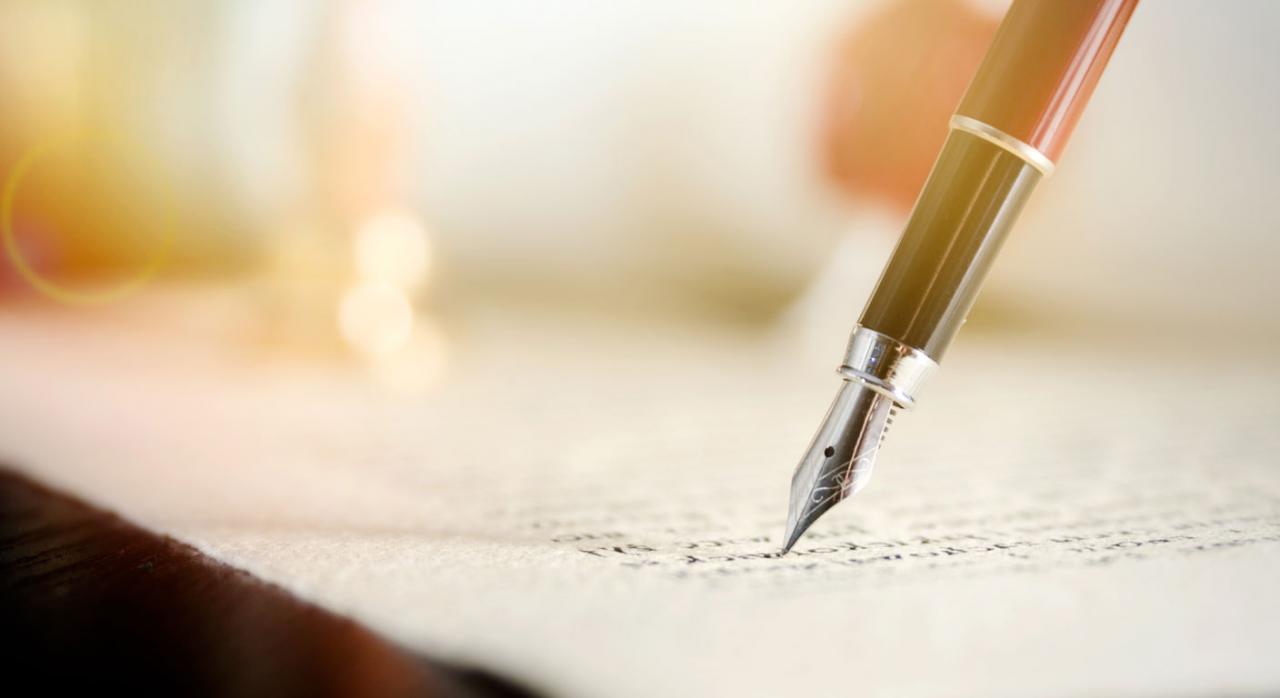Seguros y contratos públicos Seguros y contratos públicos. Pluma escribiendo sobre un papel
