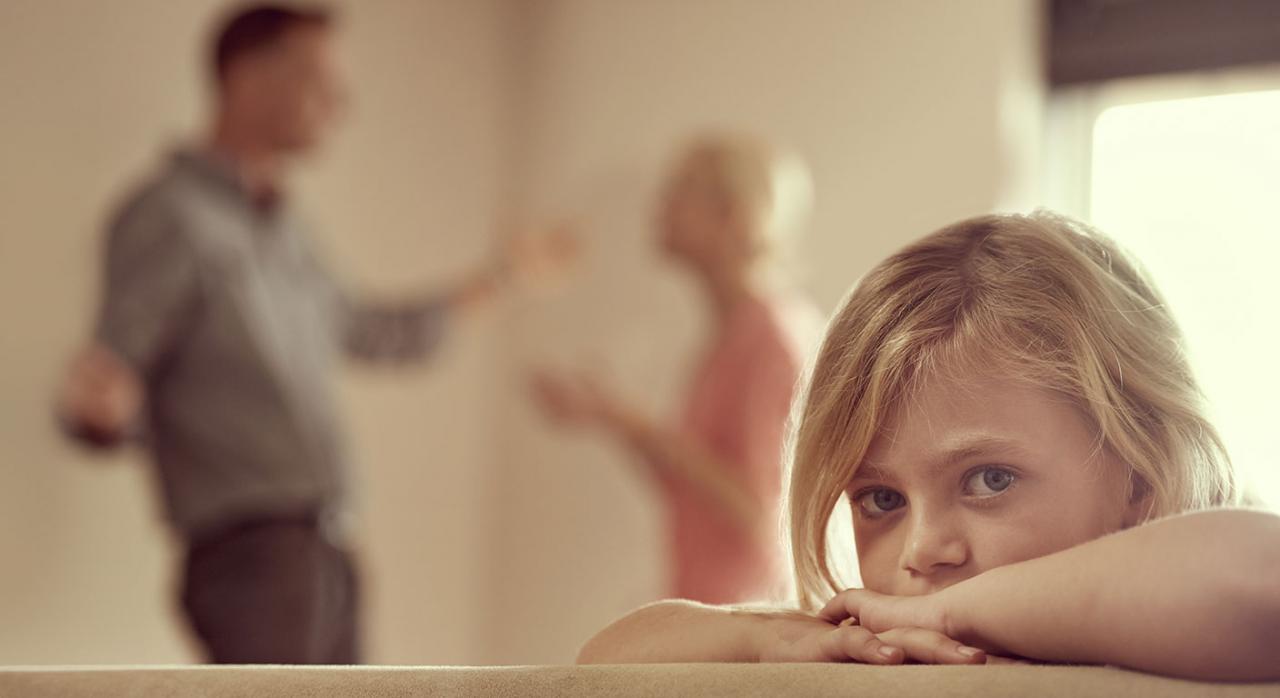 El Tribunal Supremo suspende el régimen visitas entre un padre condenado por violencia de género y su hija de cuatro años por considerarlo perjudicial para la menor. Imagen de una niña triste escuchando como discuten sus padres